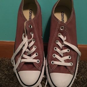 //Brownish red Converse\\~~//$20\\